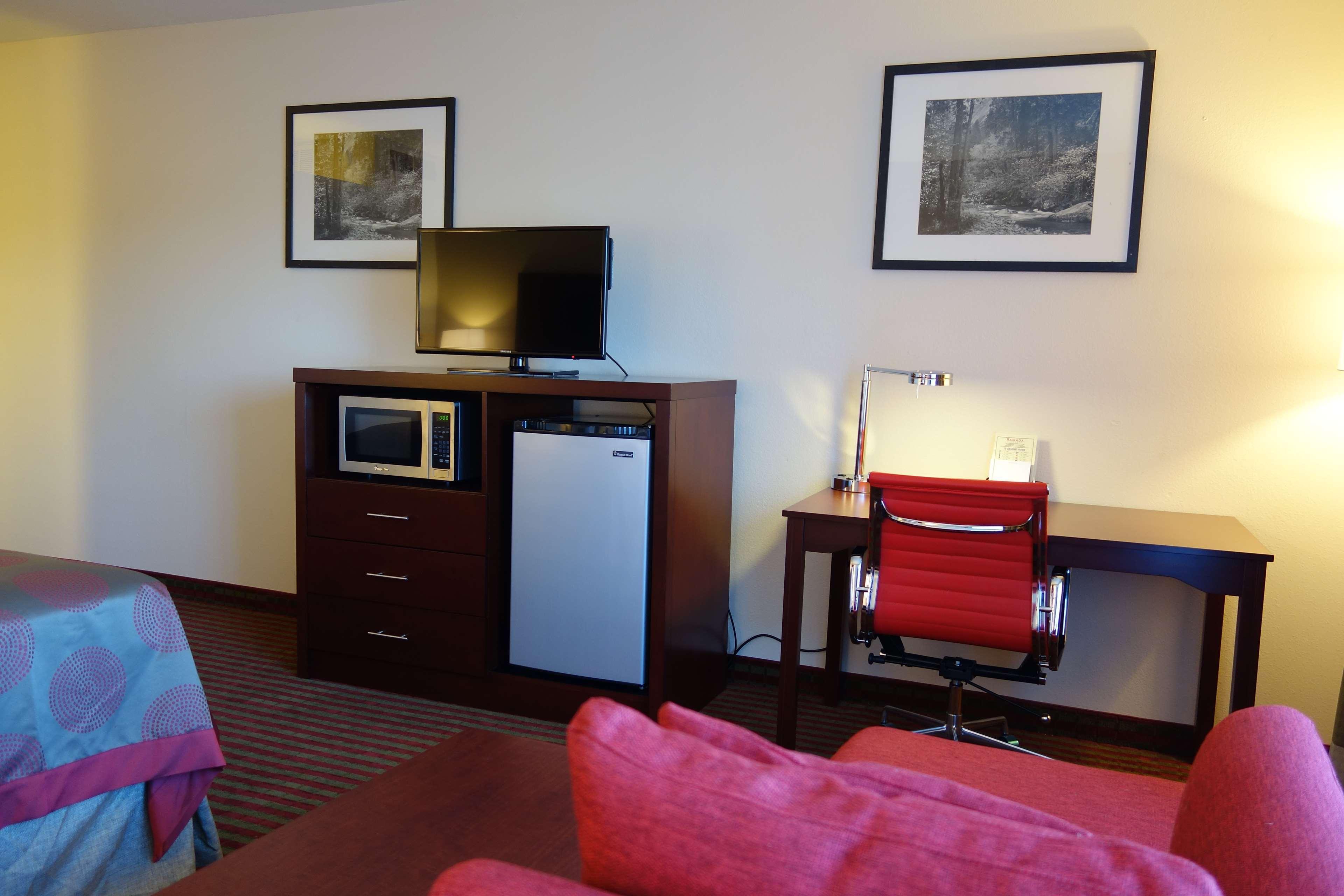 Готель Ramada By Wyndham Sacramento North Highlands Екстер'єр фото