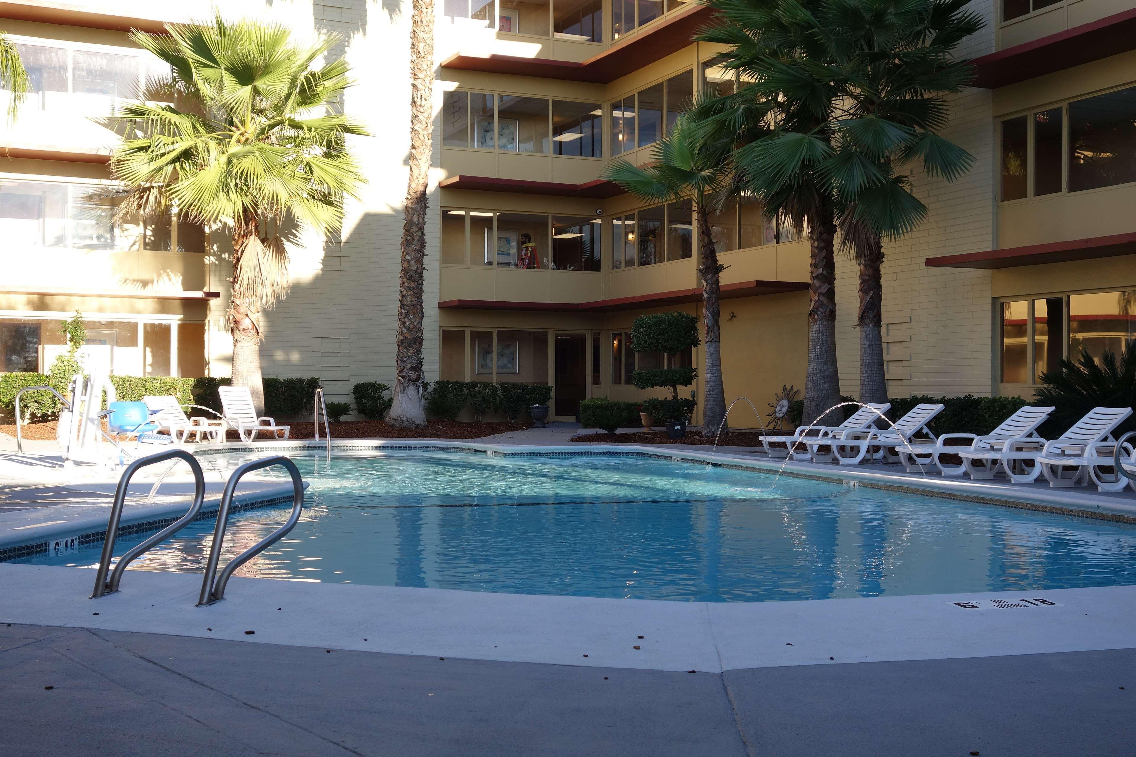 Готель Ramada By Wyndham Sacramento North Highlands Екстер'єр фото