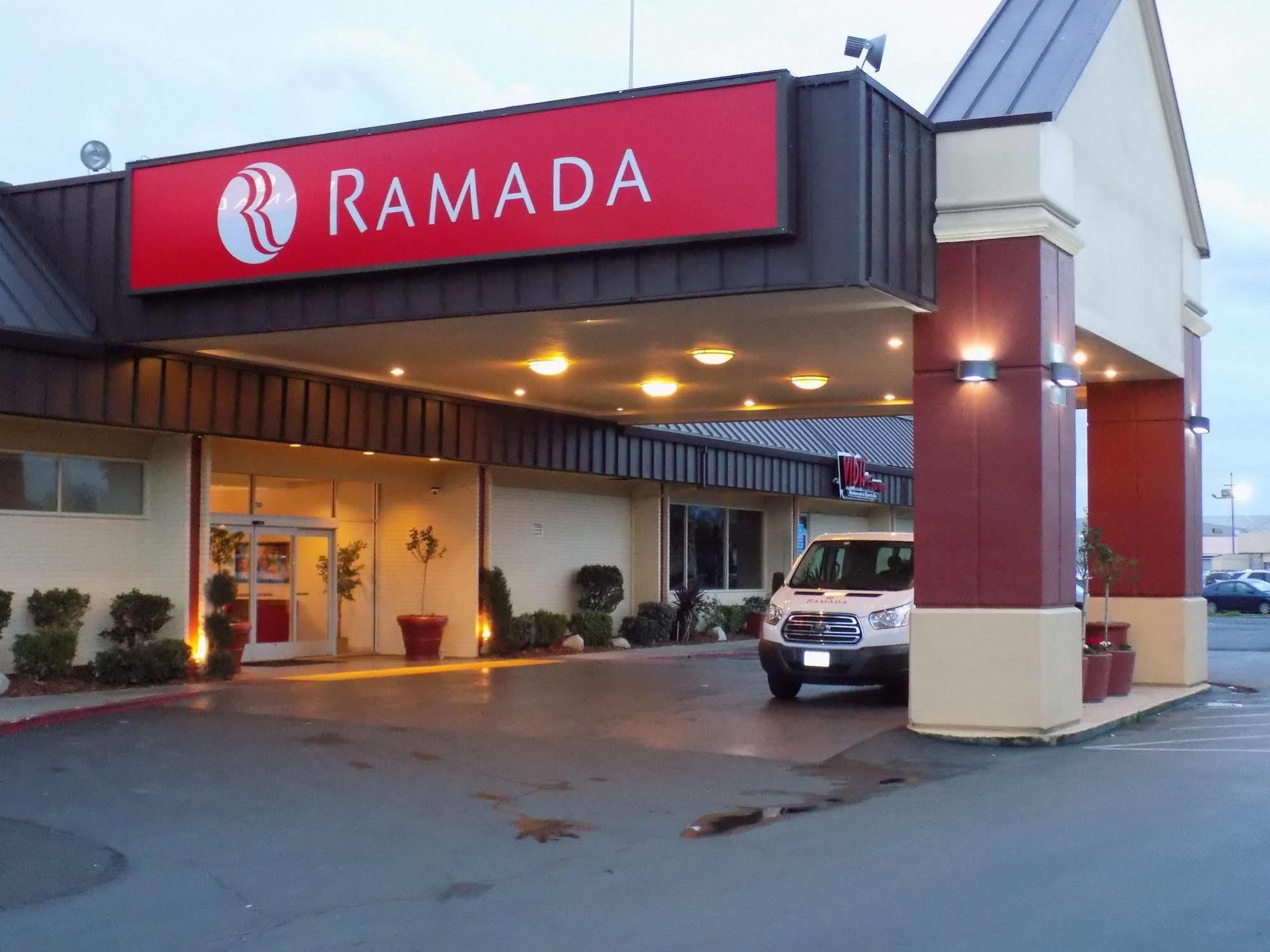 Готель Ramada By Wyndham Sacramento North Highlands Екстер'єр фото